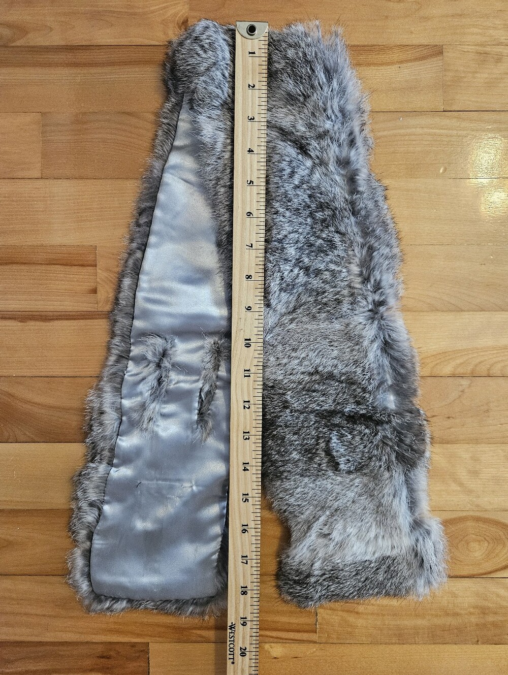 Exquisitely Soft Silver-Grey Real Fur Scarf Approx 38" Long x 5.5" Wide - Picture 4 of 16